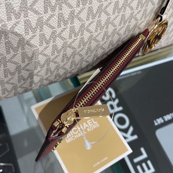 MICHAEL KORS
Jet Set Travel Medium Top Zip Leather Card Case Wallet 
Dark Cherry - Picture 13 of 16